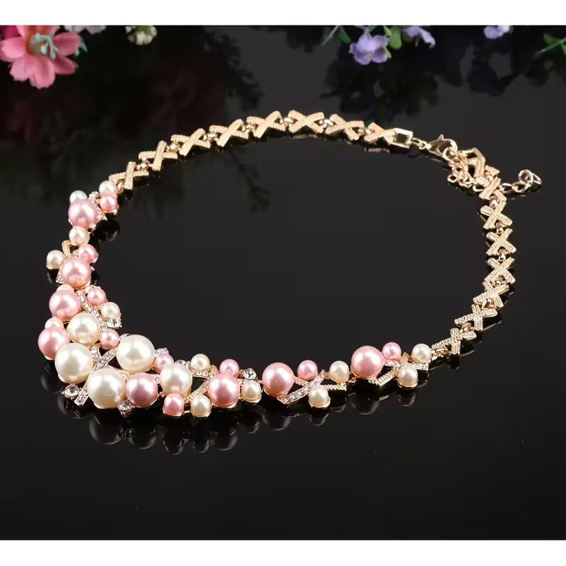 Romantisches Statement-Set mit Perlencluster und Strass in Blumenform