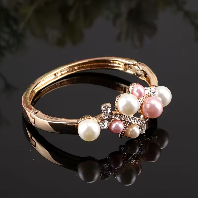 Romantisches Statement-Set mit Perlencluster und Strass in Blumenform