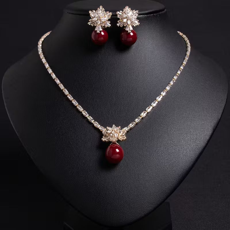 Festliches Schmuckset mit roten Perlentropfen und Zirkonia-Blüten