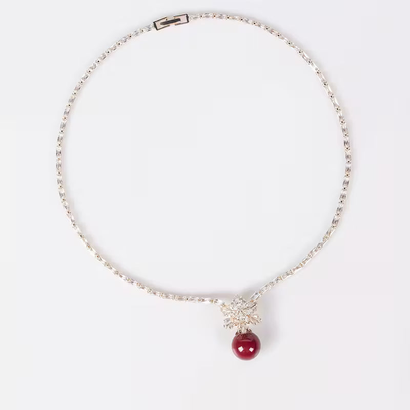 Festliches Schmuckset mit roten Perlentropfen und Zirkonia-Blüten