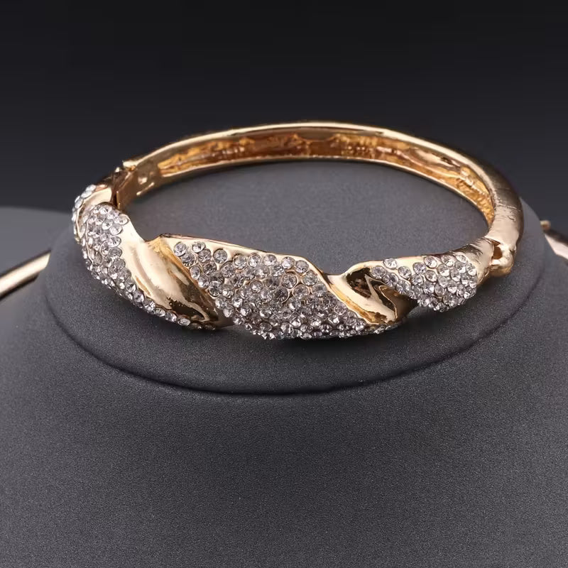 Glamouröse Halskette, Armband, Ohrringe und Ring im geflochtenen Design