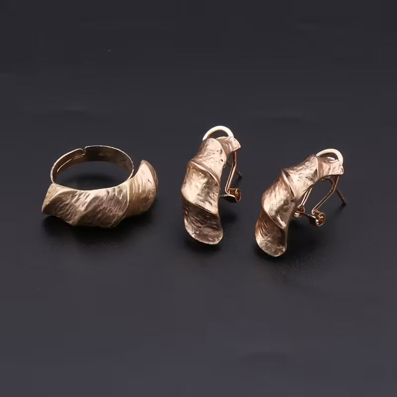 Modernistisches Schmuckset in Roségold-Optik mit gehämmertem Flachdesign – 4-teilig