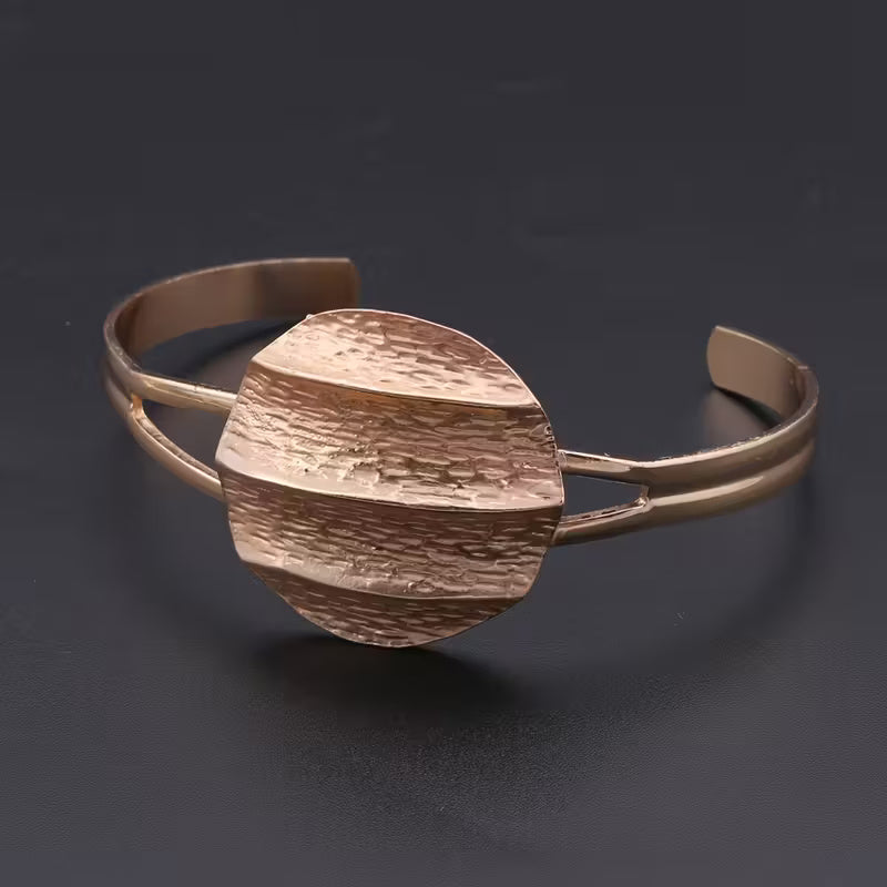 Modernistisches Schmuckset in Roségold-Optik mit gehämmertem Flachdesign – 4-teilig